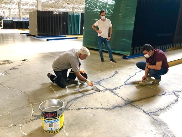 ZBS 2K ZEMİN TAMİR MACUNU -İNCE (Kendiliğinden yayılan, Ağır yük tamir macunu)