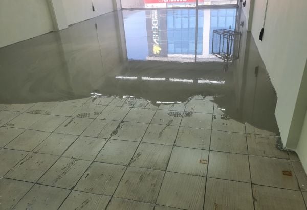 ZBS 2K ZEMİN TAMİR MACUNU -İNCE (Kendiliğinden yayılan, Ağır yük tamir macunu)