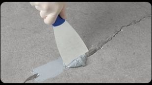 ZBS 2K ZEMİN TAMİR MACUNU -İNCE (Kendiliğinden yayılan, Ağır yük tamir macunu)